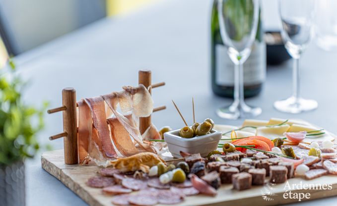 Luxe � Rochehaut : h�bergement spacieux pour 14 personnes avec piscine int�rieure et splendide vue