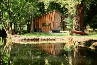 Chalet isolé pour 4 avec jacuzzi, étang à Saint-Hubert, Ardenne