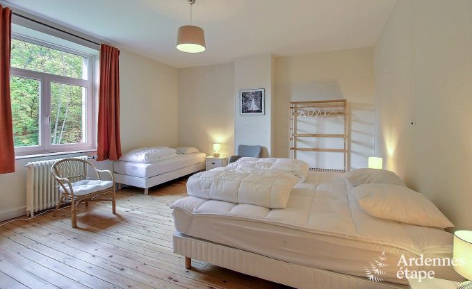 Spacieuse maison de vacances � Saint-Hubert avec salle de jeux, jardin et 6 chambres pour 20 personnes en Ardenne