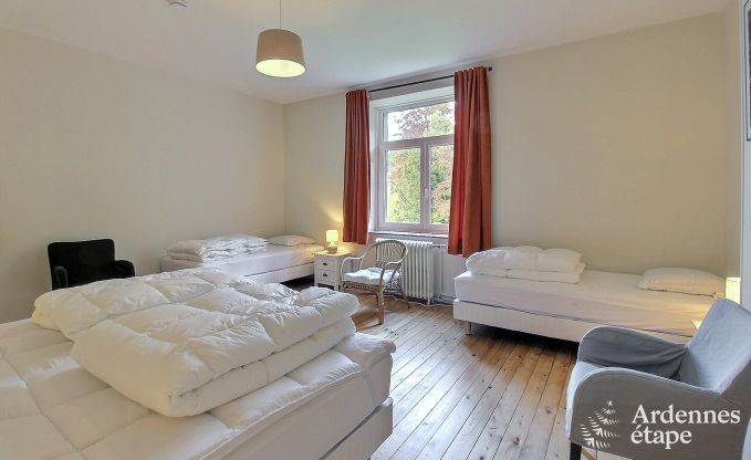Spacieuse maison de vacances � Saint-Hubert avec salle de jeux, jardin et 6 chambres pour 20 personnes en Ardenne