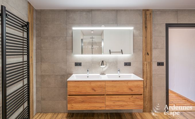 Chalet avec une superbe terrasse et une belle grande salle de jeux � Saint-Hubert pour 9 personnes