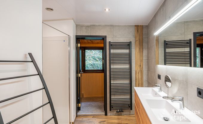 Chalet avec une superbe terrasse et une belle grande salle de jeux � Saint-Hubert pour 9 personnes