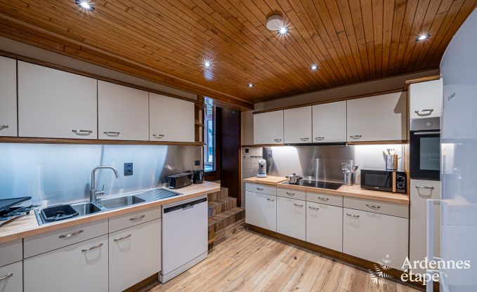 Chalet avec une superbe terrasse et une belle grande salle de jeux � Saint-Hubert pour 9 personnes