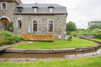 Maison de vacances confortable avec piscine pour 6 à Sainte-Ode, Ardenne