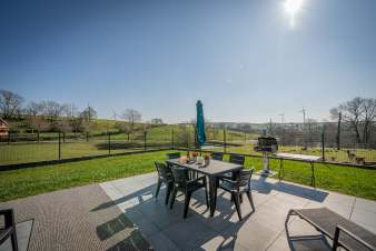 Maison de vacances de luxe à Sainte-Ode, Ardenne : piscine privée, aire de jeux & espace pour 6 personnes