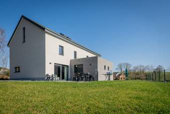 Maison de vacances de luxe à Sainte-Ode, Ardenne : piscine privée, aire de jeux et espace pour 12 personnes