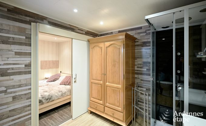 Chalet spacieux  Somme-Leuze pour 8 personnes avec 4 chambres, 3 salles de bains, poele  pellets et jardin priv