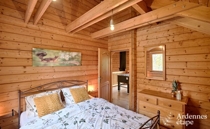 Chalet spacieux  Somme-Leuze pour 8 personnes avec 4 chambres, 3 salles de bains, poele  pellets et jardin priv