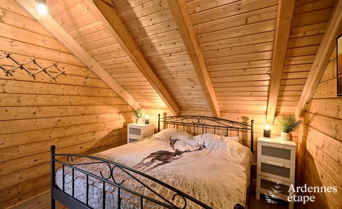 Chalet spacieux  Somme-Leuze pour 8 personnes avec 4 chambres, 3 salles de bains, poele  pellets et jardin priv