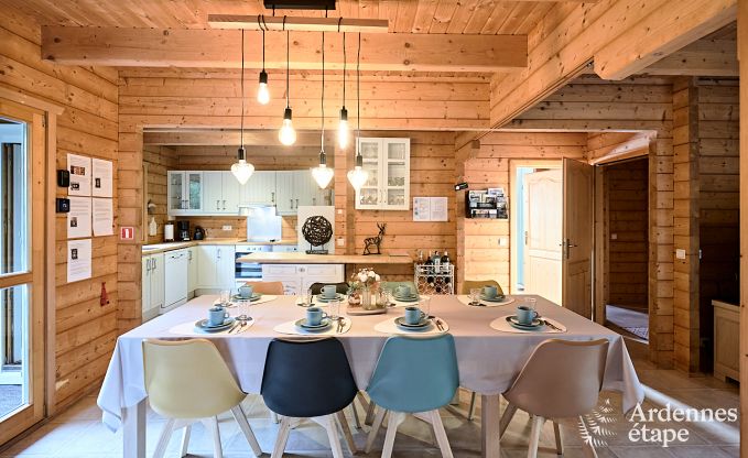 Chalet spacieux  Somme-Leuze pour 8 personnes avec 4 chambres, 3 salles de bains, poele  pellets et jardin priv