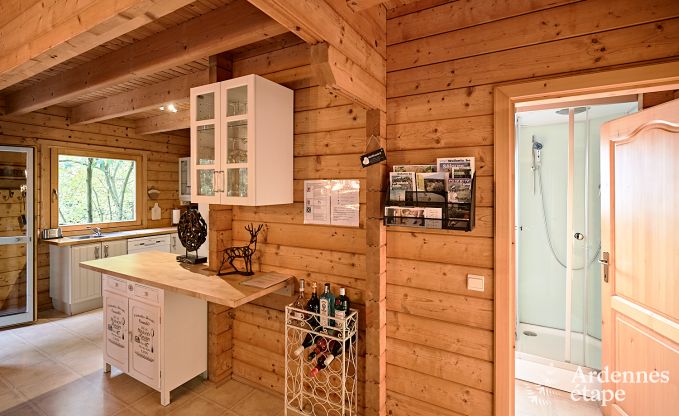 Chalet spacieux  Somme-Leuze pour 8 personnes avec 4 chambres, 3 salles de bains, poele  pellets et jardin priv