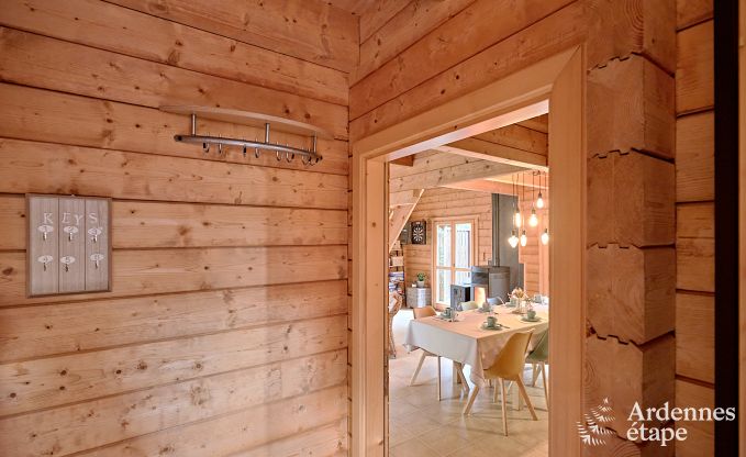 Chalet spacieux  Somme-Leuze pour 8 personnes avec 4 chambres, 3 salles de bains, poele  pellets et jardin priv