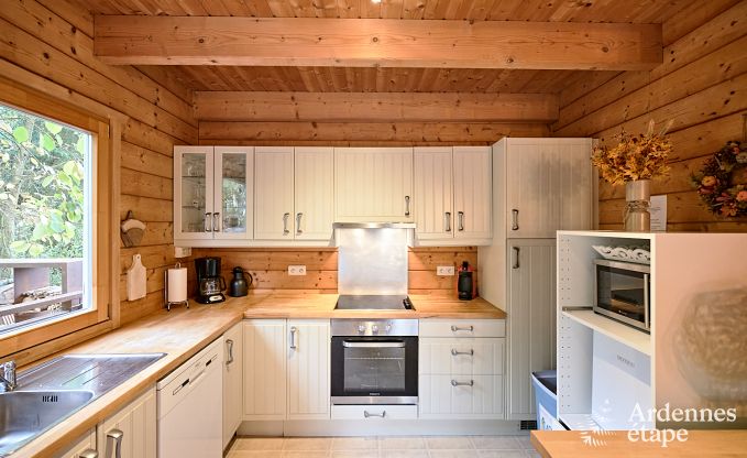 Chalet spacieux  Somme-Leuze pour 8 personnes avec 4 chambres, 3 salles de bains, poele  pellets et jardin priv