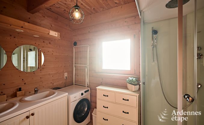 Chalet spacieux  Somme-Leuze pour 8 personnes avec 4 chambres, 3 salles de bains, poele  pellets et jardin priv