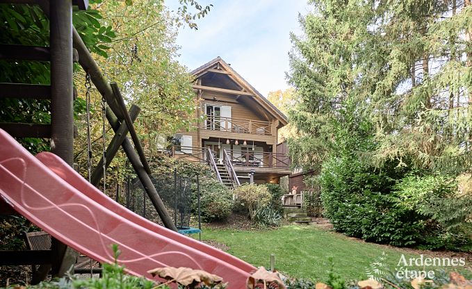 Chalet spacieux  Somme-Leuze pour 8 personnes avec 4 chambres, 3 salles de bains, poele  pellets et jardin priv