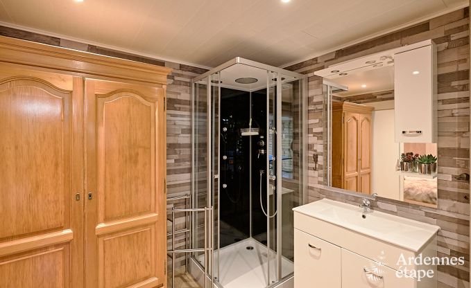 Chalet spacieux  Somme-Leuze pour 8 personnes avec 4 chambres, 3 salles de bains, poele  pellets et jardin priv