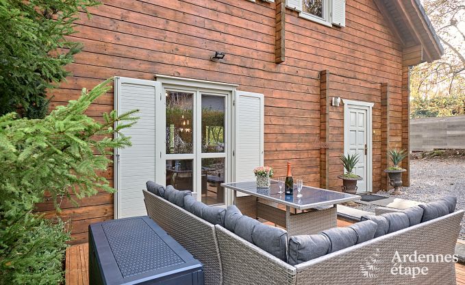 Chalet spacieux  Somme-Leuze pour 8 personnes avec 4 chambres, 3 salles de bains, poele  pellets et jardin priv