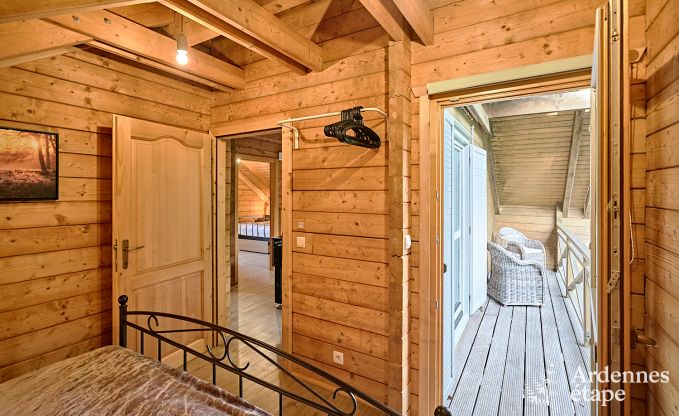 Chalet spacieux  Somme-Leuze pour 8 personnes avec 4 chambres, 3 salles de bains, poele  pellets et jardin priv