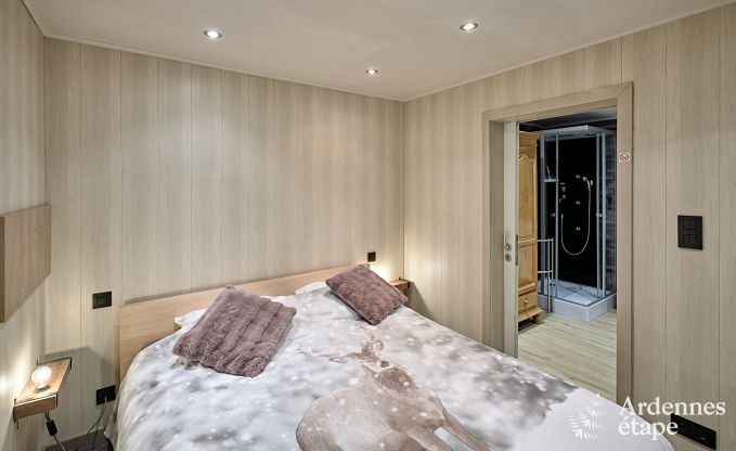 Chalet spacieux  Somme-Leuze pour 8 personnes avec 4 chambres, 3 salles de bains, poele  pellets et jardin priv