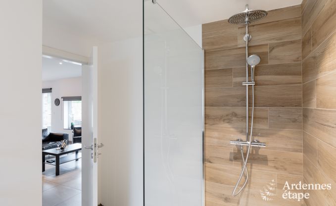 Maison de vacances spacieuse pour 8 personnes  Spa en Ardenne : 4 chambres, 2 salles de bains et terrasse prive  1 km du centre-ville