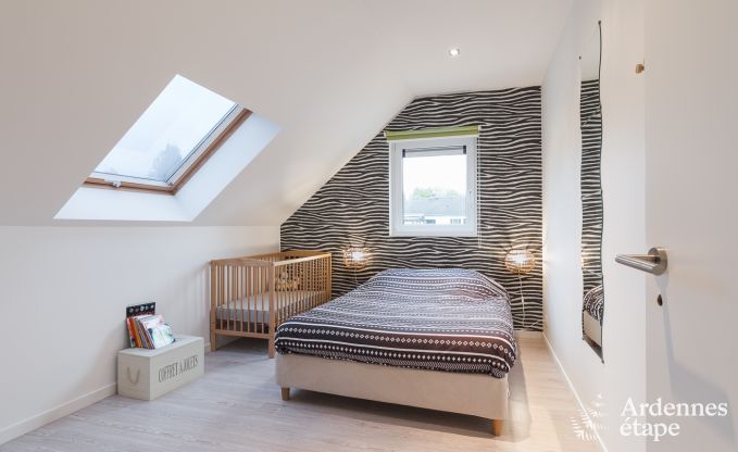 Maison de vacances spacieuse pour 8 personnes  Spa en Ardenne : 4 chambres, 2 salles de bains et terrasse prive  1 km du centre-ville