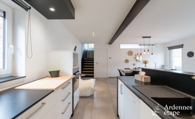 Maison de vacances spacieuse pour 8 personnes  Spa en Ardenne : 4 chambres, 2 salles de bains et terrasse prive  1 km du centre-ville