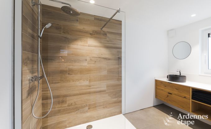 Maison de vacances spacieuse pour 8 personnes  Spa en Ardenne : 4 chambres, 2 salles de bains et terrasse prive  1 km du centre-ville