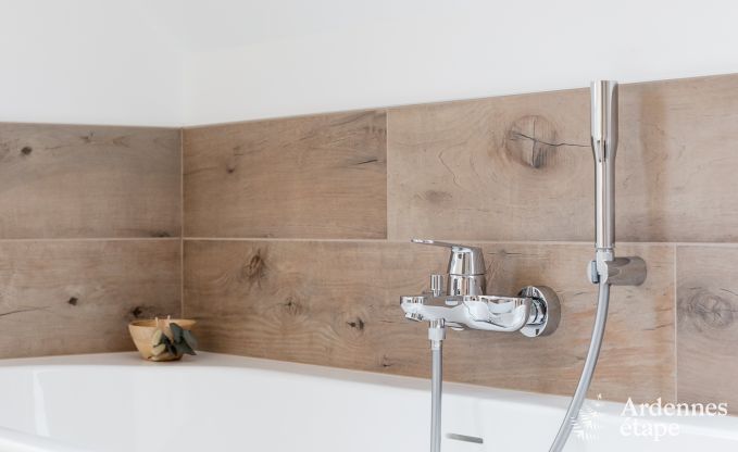 Maison de vacances spacieuse pour 8 personnes  Spa en Ardenne : 4 chambres, 2 salles de bains et terrasse prive  1 km du centre-ville