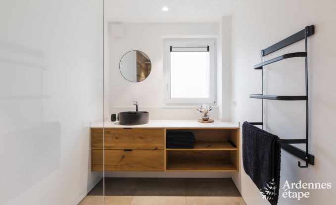 Maison de vacances spacieuse pour 8 personnes  Spa en Ardenne : 4 chambres, 2 salles de bains et terrasse prive  1 km du centre-ville