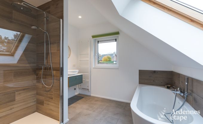 Maison de vacances spacieuse pour 8 personnes  Spa en Ardenne : 4 chambres, 2 salles de bains et terrasse prive  1 km du centre-ville