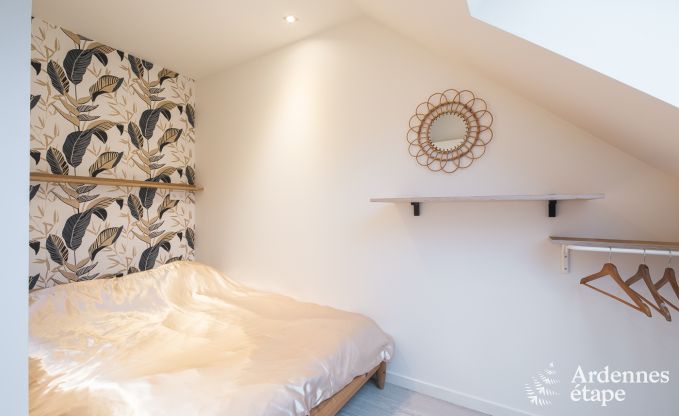 Maison de vacances spacieuse pour 8 personnes  Spa en Ardenne : 4 chambres, 2 salles de bains et terrasse prive  1 km du centre-ville