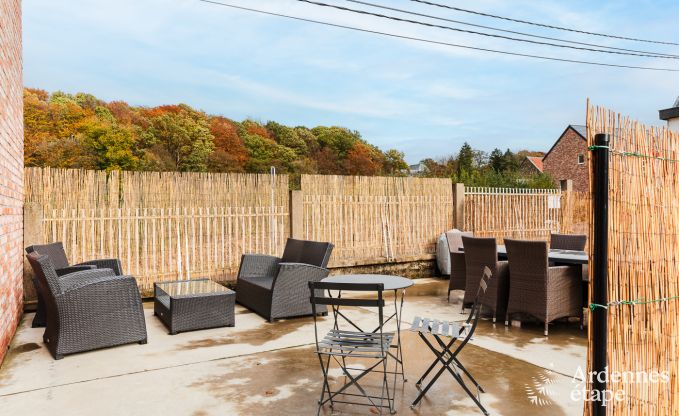 Maison de vacances spacieuse pour 8 personnes  Spa en Ardenne : 4 chambres, 2 salles de bains et terrasse prive  1 km du centre-ville