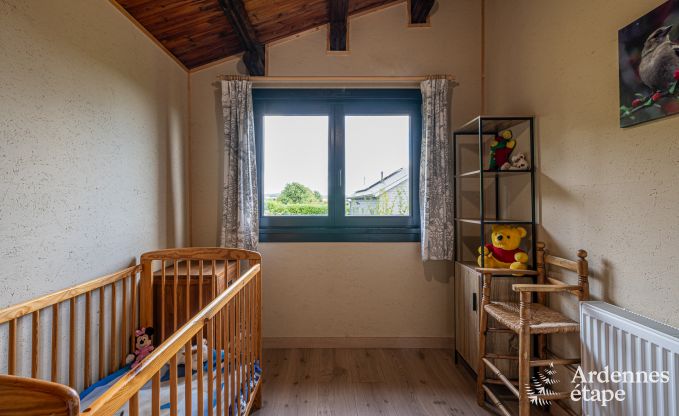 Chalet convivial  Tenneville pour 4 personnes/3 adultes avec 2 chambres, salle de jeux, coin bb et vue panoramique