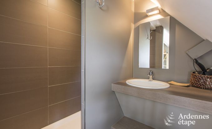 Grande maison de vacances pour 9 personnes � Tinlot avec 4 chambres et salles de bains, piscine, jardin priv� et �quipements de jeux