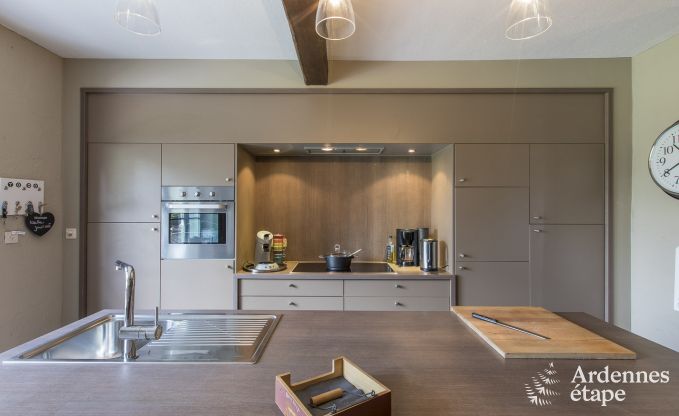 Grande maison de vacances pour 9 personnes � Tinlot avec 4 chambres et salles de bains, piscine, jardin priv� et �quipements de jeux