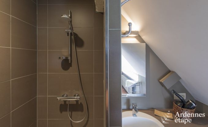 Grande maison de vacances pour 9 personnes � Tinlot avec 4 chambres et salles de bains, piscine, jardin priv� et �quipements de jeux