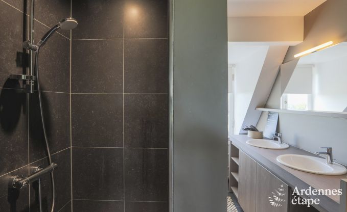 Grande maison de vacances pour 9 personnes � Tinlot avec 4 chambres et salles de bains, piscine, jardin priv� et �quipements de jeux