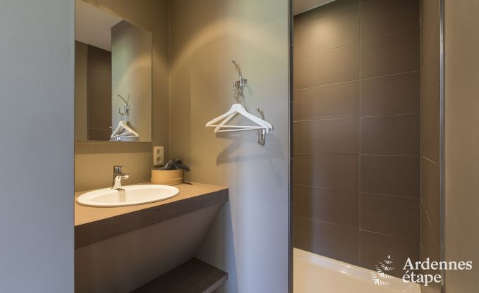 Grande maison de vacances pour 9 personnes � Tinlot avec 4 chambres et salles de bains, piscine, jardin priv� et �quipements de jeux