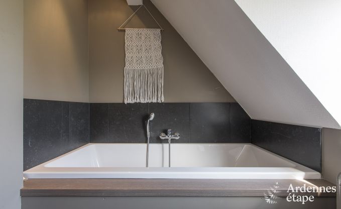 Grande maison de vacances pour 9 personnes � Tinlot avec 4 chambres et salles de bains, piscine, jardin priv� et �quipements de jeux