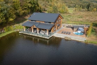 Chalet pour 8 personnes  Trois-Ponts, 4 chambres, piscine intrieure-extrieure, sauna, au bord de l'eau