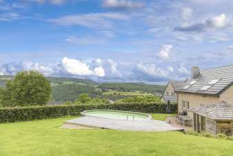 Maison de vacances pour 6 personnes avec piscine et jardin, idéalement située sur les hauteurs de Trois-Ponts.