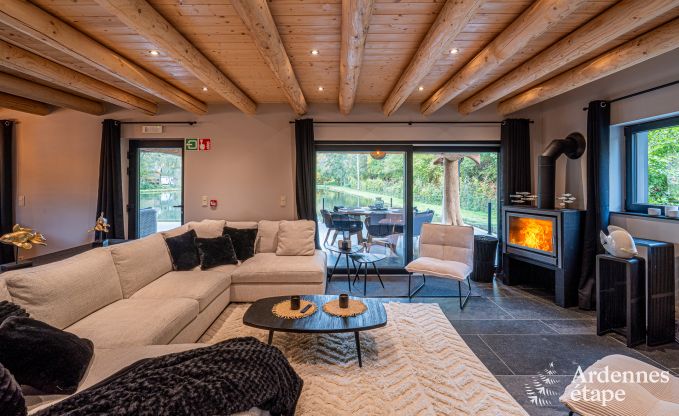 Chalet spacieux pour 8 personnes � Trois-Ponts avec piscine int�rieure-ext�rieure, sauna et terrasse priv�e au bord de l'eau