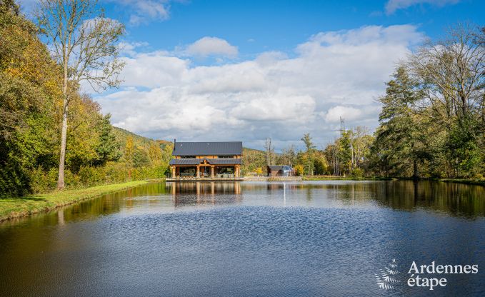 Chalet spacieux pour 8 personnes � Trois-Ponts avec piscine int�rieure-ext�rieure, sauna et terrasse priv�e au bord de l'eau