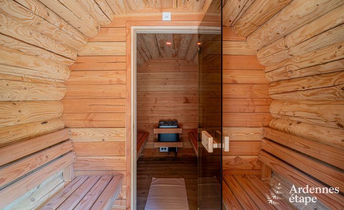 Chalet spacieux pour 8 personnes � Trois-Ponts avec piscine int�rieure-ext�rieure, sauna et terrasse priv�e au bord de l'eau