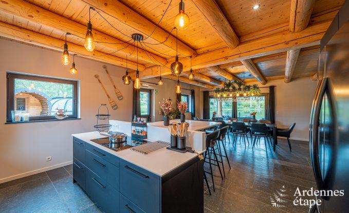 Chalet spacieux pour 8 personnes � Trois-Ponts avec piscine int�rieure-ext�rieure, sauna et terrasse priv�e au bord de l'eau