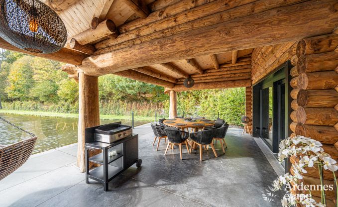Chalet spacieux pour 8 personnes � Trois-Ponts avec piscine int�rieure-ext�rieure, sauna et terrasse priv�e au bord de l'eau