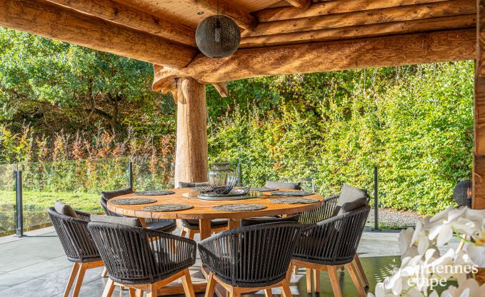 Chalet spacieux pour 8 personnes � Trois-Ponts avec piscine int�rieure-ext�rieure, sauna et terrasse priv�e au bord de l'eau