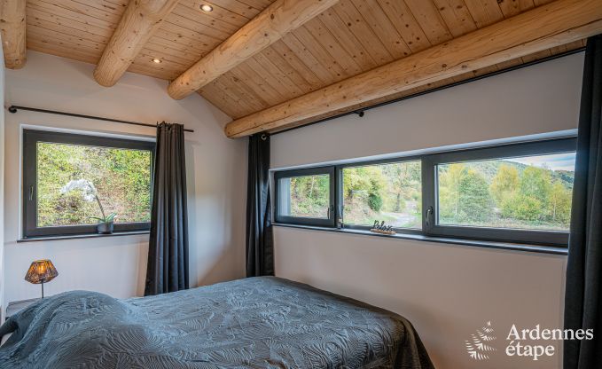 Chalet spacieux pour 8 personnes � Trois-Ponts avec piscine int�rieure-ext�rieure, sauna et terrasse priv�e au bord de l'eau