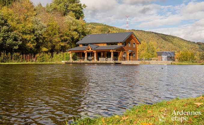 Chalet spacieux pour 8 personnes � Trois-Ponts avec piscine int�rieure-ext�rieure, sauna et terrasse priv�e au bord de l'eau