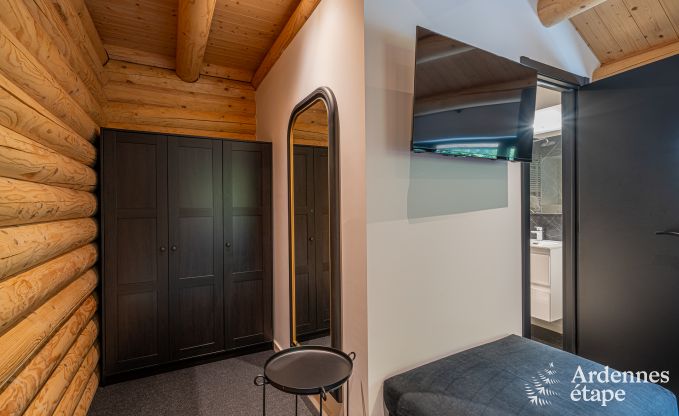 Chalet spacieux pour 8 personnes � Trois-Ponts avec piscine int�rieure-ext�rieure, sauna et terrasse priv�e au bord de l'eau